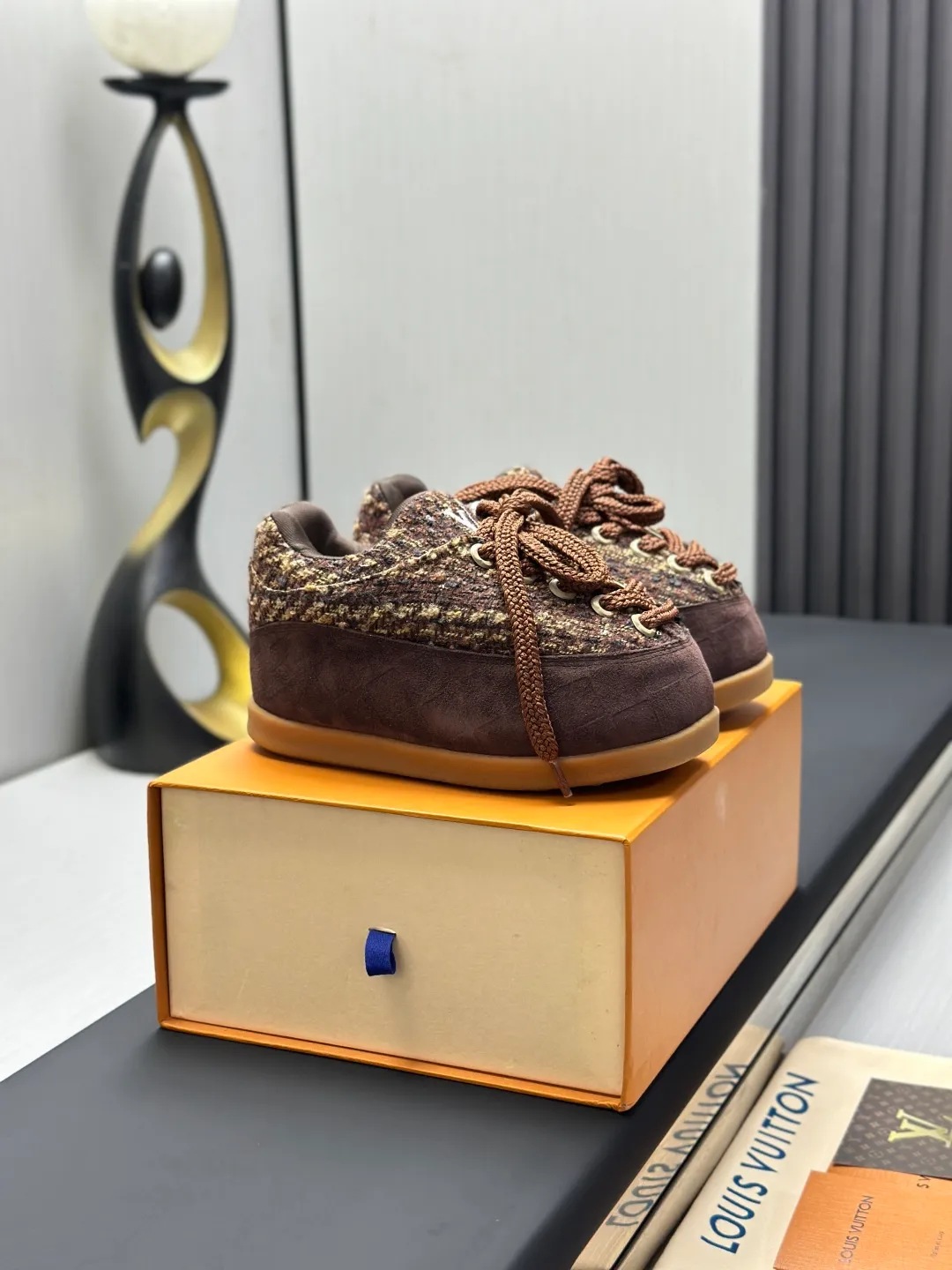 👟👟Ex-factory price 720👟👟 Top version LV-Louis Vuitton-Bread Catwalk New Style 1:1 development replica of the original version! ! The upper foot is very comfortable. It is made of luxurious materials and fine workmanship. The midsole is printed with English letters "Made in Europe". The upper is made of calfskin imported from Italy. The side is decorated with the brand's LOGO and signature. The latest latex foot pads and mesh lining make the foot feel super comfortable. The original two-color TPU combination outsole is specially provided by the original factory. Bag technology Goodyear stitched edges Fabric: Exclusive customized first-layer cowhide Accessories: Exclusive private model Vuitton logo, lining: Customized silk mesh lining - first-layer silk cowhide lining Outsole: TPU combination outsole wear-resistant, non-slip and anti-yellowing Foot pads: new latex pads-mesh sweat-absorbent Counter technology: fully computerized sewing machine wire drawing Toe box back cover Hot and cold shaping Full set of pull-top lasts with medium and low logo patterns Counter packaging - Shoelaces, certificates, cards, instructions, certificates, dust bags, the most complete packaging on the entire network, women's models 35-40 men's models are under development